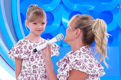Filha de eliana é entrevistada pela apresentadora no programa deste domingo (13). As duas vestem o mesmo vestido