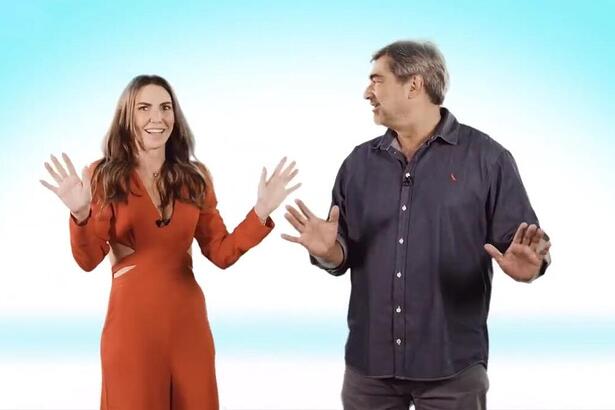 Glenda Kozlowski e Zeca Camargo levantando as mãos em chamada sobre o Melhor da Noite, novo programa da Band