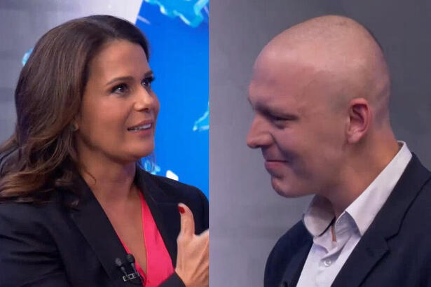 Adriana Araújo sai da bancada e encontra Cesar Cavalcante, que está chorando enquanto ouve mensagens de carinho da apresentadora do Jornal da Band