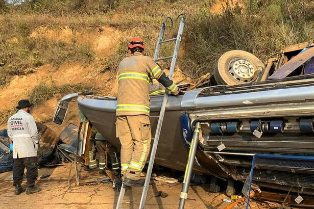 Bombeiros atuando no local do acidente do ônibus na rodovia