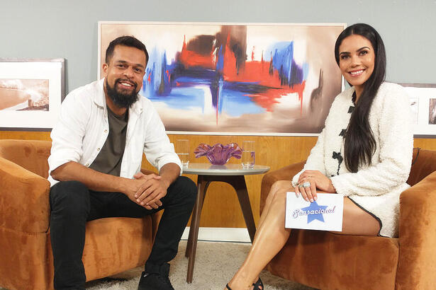 Pierre Bittencourt de frente para Daniela Albuquerque em trecho da entrevista ao Sensacional