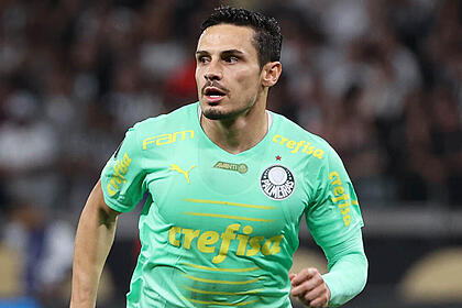 Raphael veiga comemorando gol pelo palmeiras contra o atlético/mg na libertadores