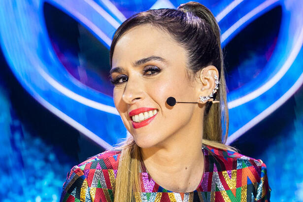 Tatá Werneck sentada na bancada do The Masked Singer Brasil