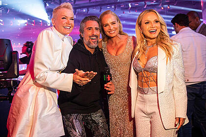 Xuxa, Mion, Angélica e Eliana posando nos bastidores do Criança Esperança
