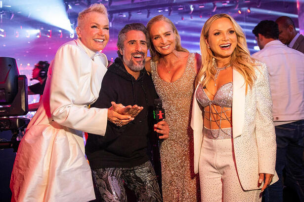 Xuxa, Mion, Angélica e Eliana posando nos bastidores do Criança Esperança