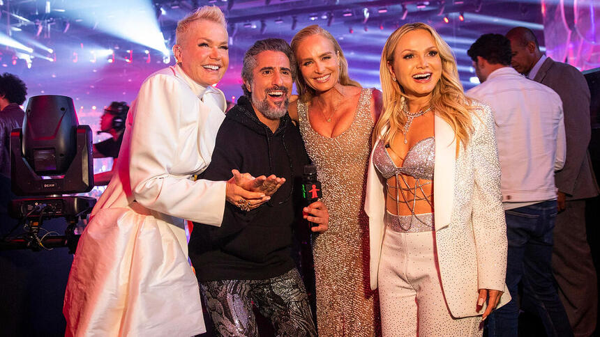 Xuxa, Mion, Angélica e Eliana posando nos bastidores do Criança Esperança
