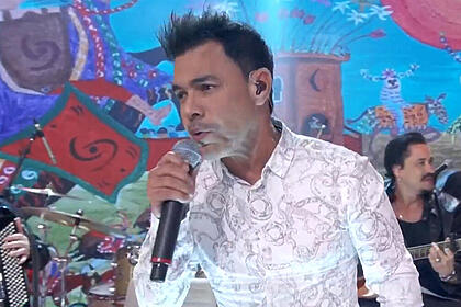 Zezé Di Camargo cantando no palco do Encontro