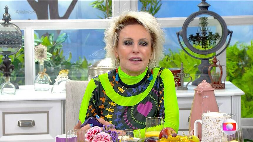 Ana Maria Braga sentada na mesa do Mais Você comentando a falsa notícias sobre sua saída da TV Globo