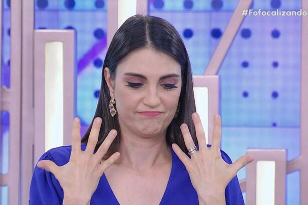 Chris Flores com as mãos levantadas e chorando no Fofocalizando