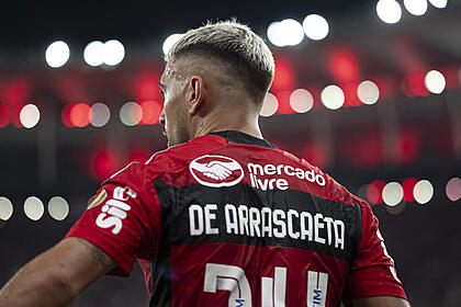Arrascaeta com a camisa do Flamengo em jogo no Maracanã