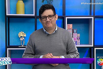 Erlan Bastos faz cara de triste ao entrar ao vivo no Fofocalizando desta quarta-feira, 02/08/2023