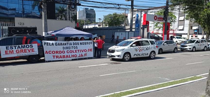 Carros de som com faixas dos grevistas na frente da sede da Record TV em Santos São Paulo