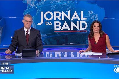 Eduardo Oinegue e Adriana Araújo na bancada do Jornal da Band deste dia 18 de agosto