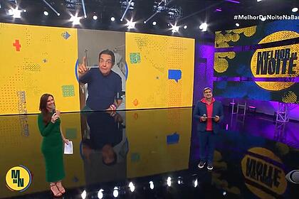 Faustão Silva aparece em vídeo no telão do Melhor da Noite enquanto Glenda Kozlowski e Zeca Camargo apresentam a atração