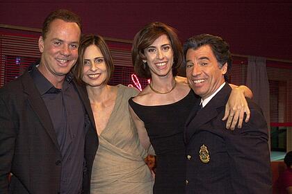 Selma (silvia pfeifer), tales (paulo betti), rui (luiz fernando guimarães e vani (fernanda torres) em gravação da série os normais que será reprisada no gnt