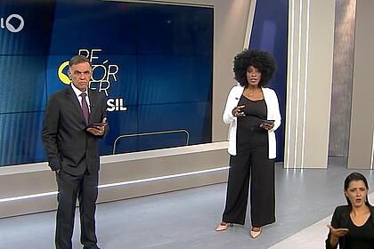 Luiz Carlos Braga ao lado de Maria Paula Sato no cenário do novo Repórter Brasil da TV Brasil