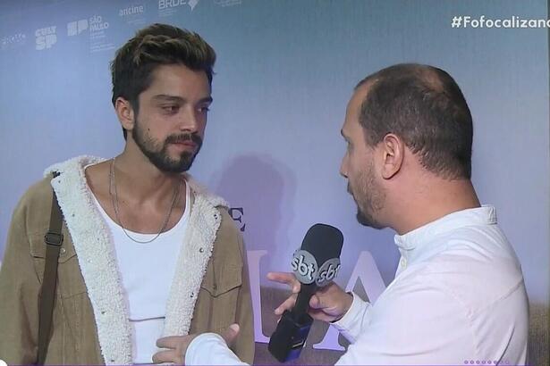 Rodrigo Simas com repórter do Fofocalizando