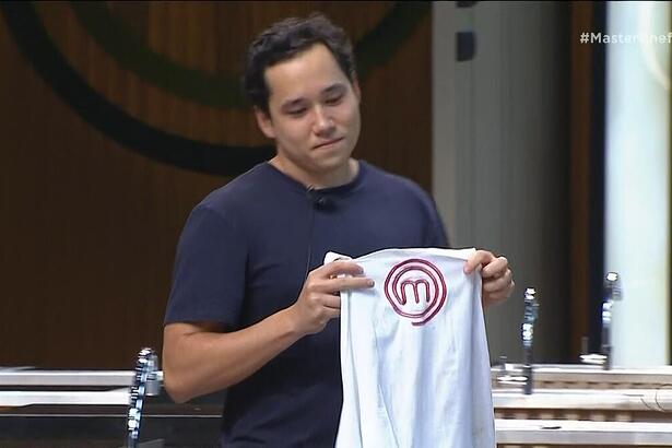 Seiji segura avental antes de ser eliminado do MasterChef Brasil 10