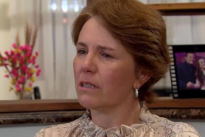 Silvana, mãe de larissa manoela, chorando em entrevista ao domingo legal no sbt