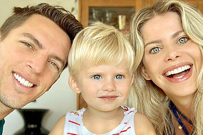 Amaury sorrindo ao lado de Enrico e Karina Bacchi