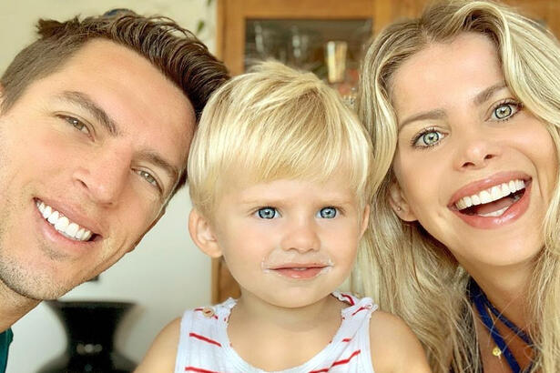 Amaury sorrindo ao lado de Enrico e Karina Bacchi