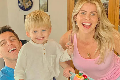 Karina Bacchi Amaury Nunes sorrindo, segurando o filho durante ensaio fotográfico