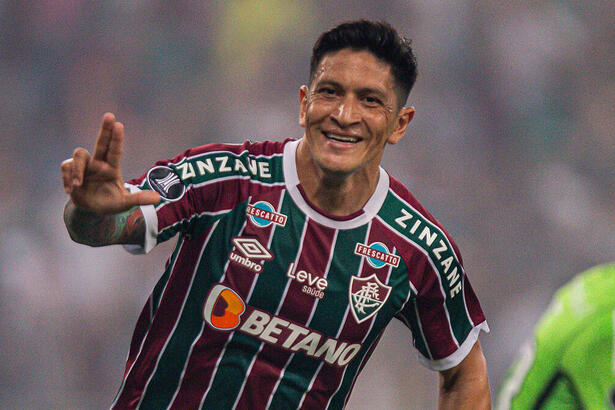 Cano comemorando gol no jogo entre Fluminense e Internacional pela Libertadores