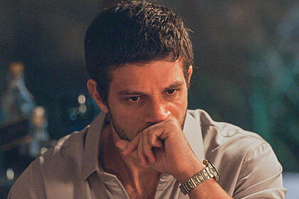 Chay Suede, como Ari, em trecho da novela Travessia