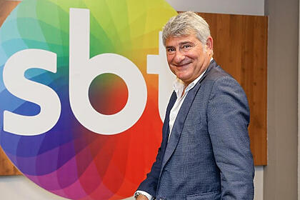 Cleber machado em foto posada em frente ao sbt