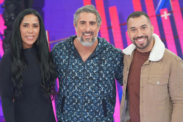 Gil do Vigor e Janielle Nogueira, ao lado de Marcos Mion, no palco do Caldeirão