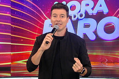 Rodrigo Faro no palco do Hora do Faro, em frente ao telão
