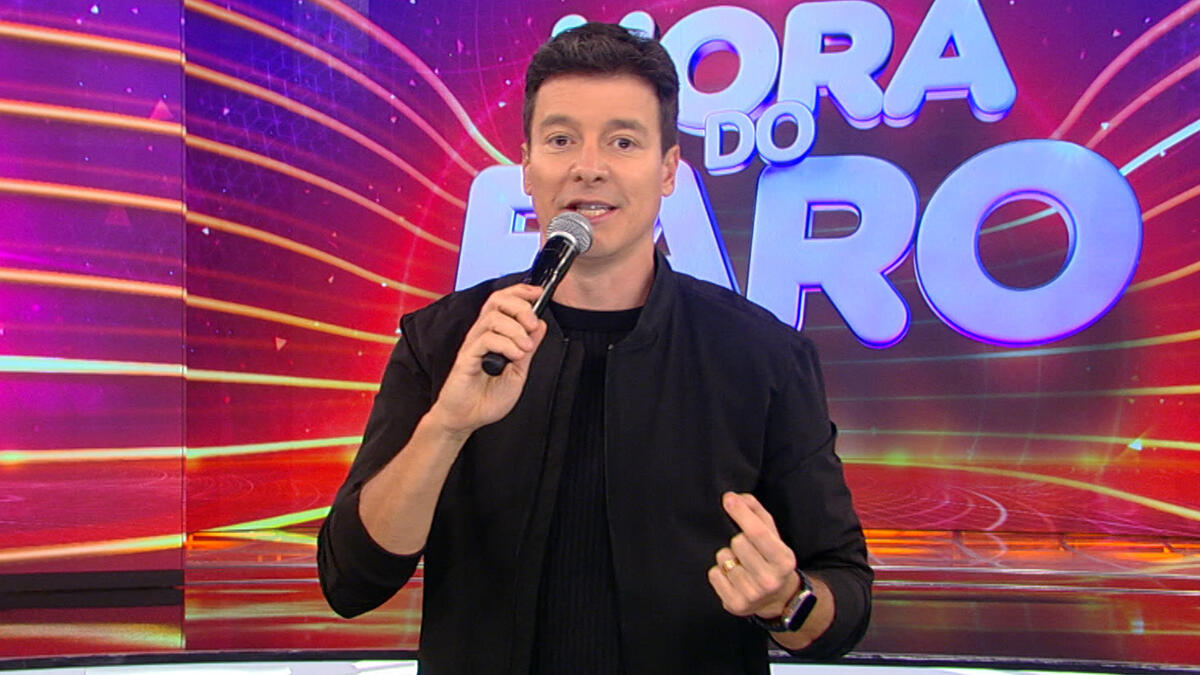 Rodrigo Faro no palco do Hora do Faro, em frente ao telão