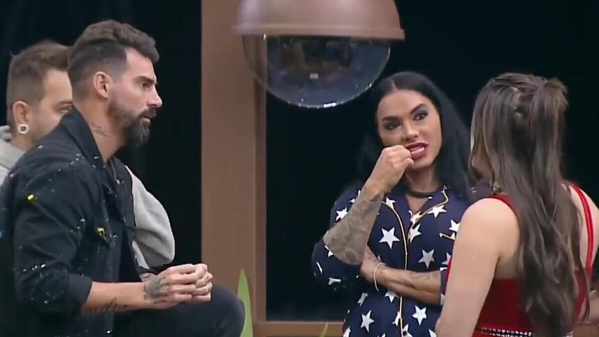 Jaquelline conversando com outros peões na área externa de A Fazenda 15