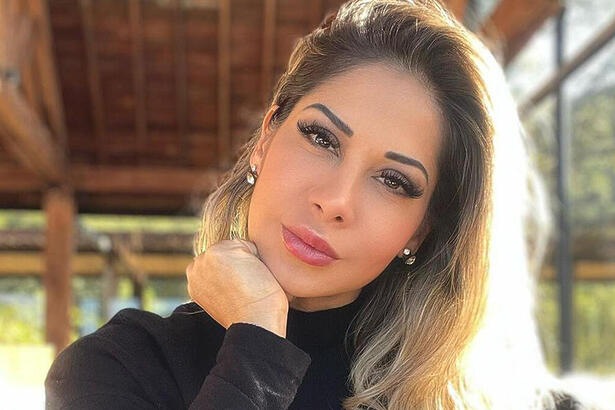 Maira Cardi em foto posada