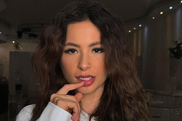 Nathalia Valente em foto posada