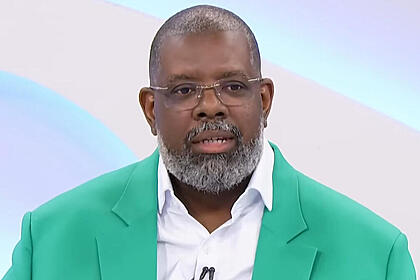 Péricles, de terno verde, participando do Roda Viva