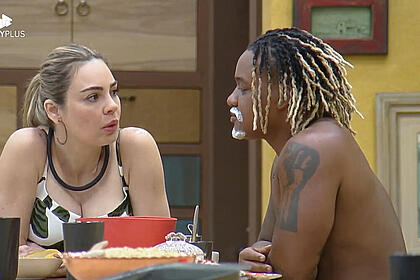 Rachel Sheherazade e Darlan Cunha em trecho de conversa na cozinha de A Fazenda 15