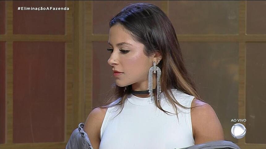 Nathalia Valente olha para o lado ao ser eliminada de A Fazenda 15