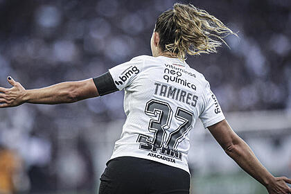 Tamires comemorando gol com a camisa do Corinthians na final do Brasileiro Feminino