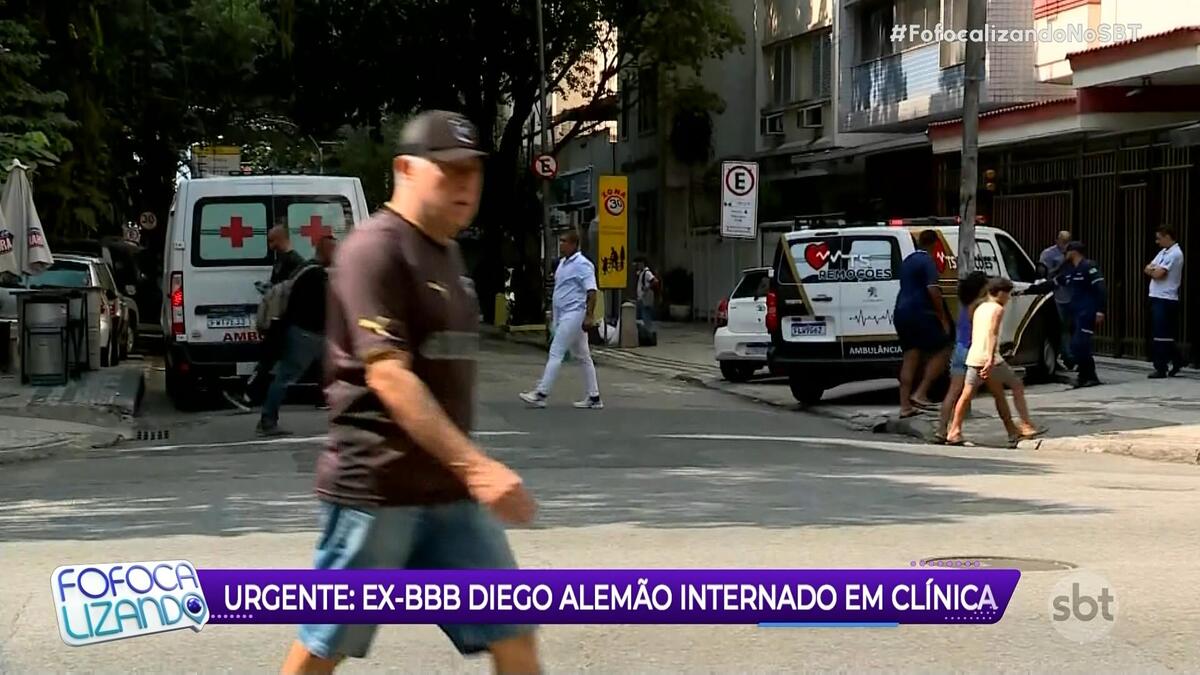 Ambulâncias próximas a delegacia onde Diego Alemão foi preso no Rio