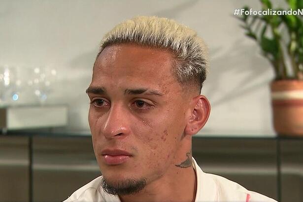 Atony olha para Chris Flores com os olhos cheio de lágrimas durante entrevista