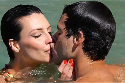 Camila Rodrigues e Guilherme Wintter se beijam em cena de Os Dez Mandamentos