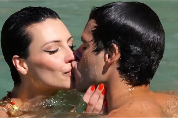 Camila Rodrigues e Guilherme Wintter se beijam em cena de Os Dez Mandamentos