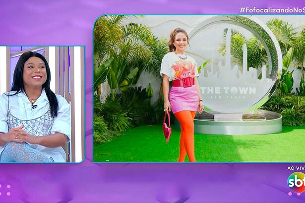 Blogueirinha sorrir enquanto analisa o look de Larissa Manoela no Fofocalizando