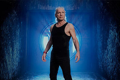 Bruce Dickinson em poster de divulgação