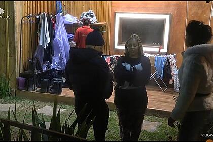 Cariúcha conversa com Yuri e Marcia Fu na lavanderia de A Fazenda