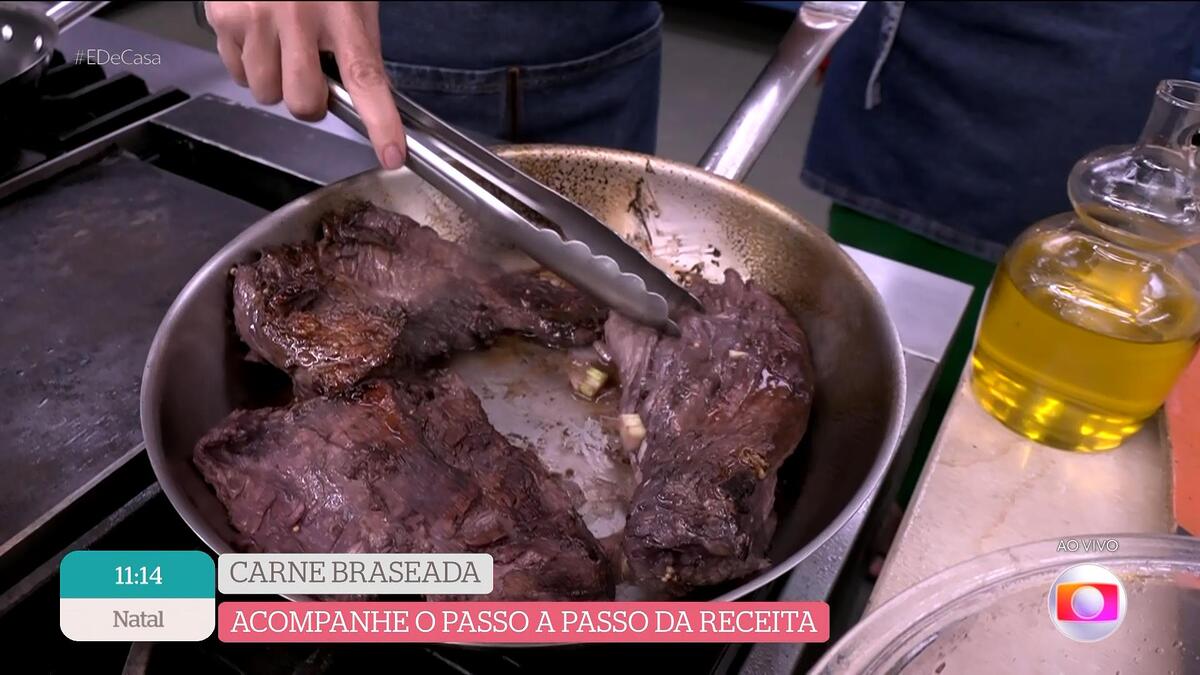 Carne braseada sendo preparada na frigideira do É de Casa