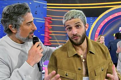 Marcos Mion olhando para Chay Suede que vibra com vitória no Caldeirão