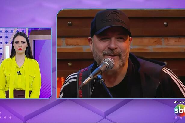Chris Flores de blusa amarela divide tela com imagens de Mingau tocando no The Noite