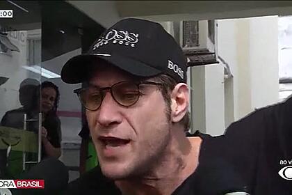 Diego Alemão e camisa preta deixa a delegacia e discute com repórteres